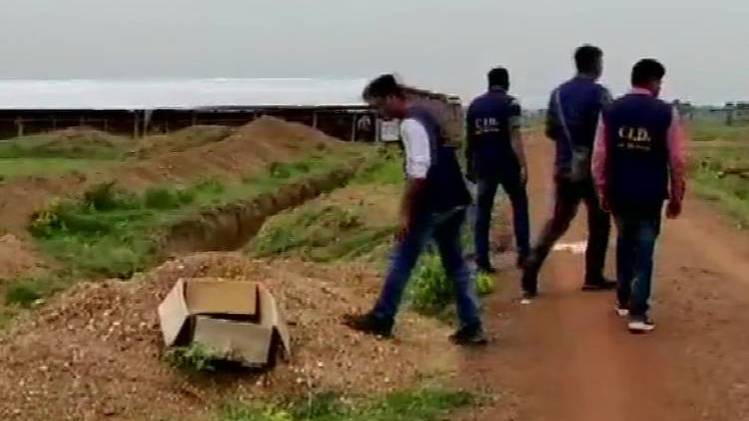 विस्फोटक बरामद करते सीआईडी अधिकारी (ANI)