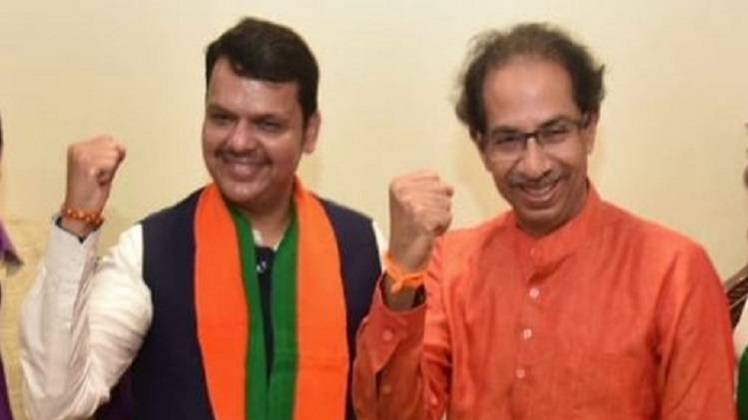 सीएम देवेंद्र फडणवीस के साथ शिवसेना प्रमुख उद्धव ठाकरे (ट्विटर-फाइल फोटो)
