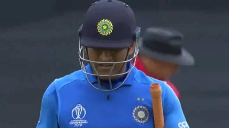 अपने 350वें वनडे मैच में भी रन आउट हो गए धोनी (फोटो-IANS)