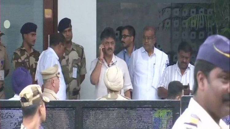 कांग्रेस को संकट से उबारने पहुंचे डीके शिवकुमार (फोटो: ANI)