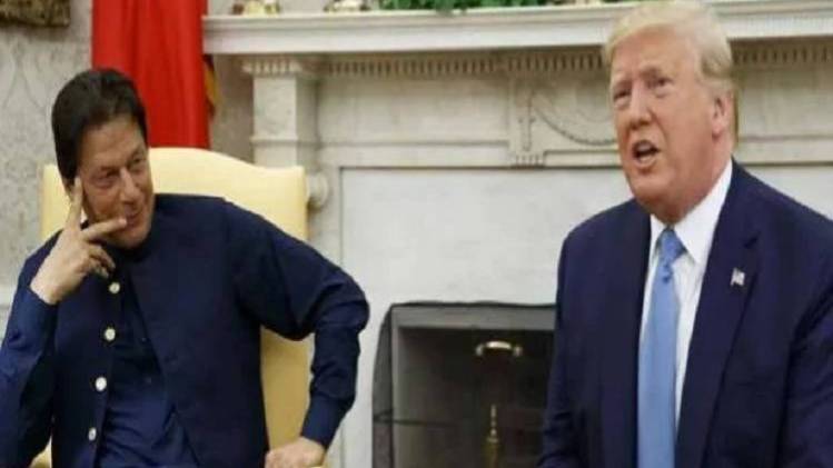 पाकिस्तानी प्रधानमंत्री इमरान खान के साथ अमेरिकी राष्ट्रपति डोनाल्ड ट्रंप (फोटो- AP)