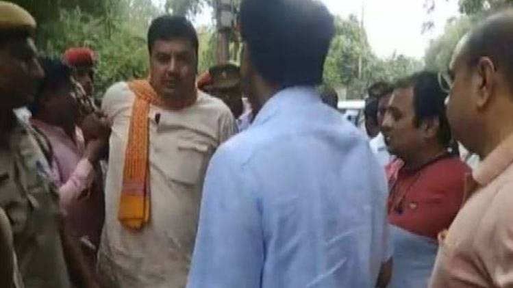 बीजेपी नेता का हाईवोल्टेज ड्रामा (Photo-AajTak)