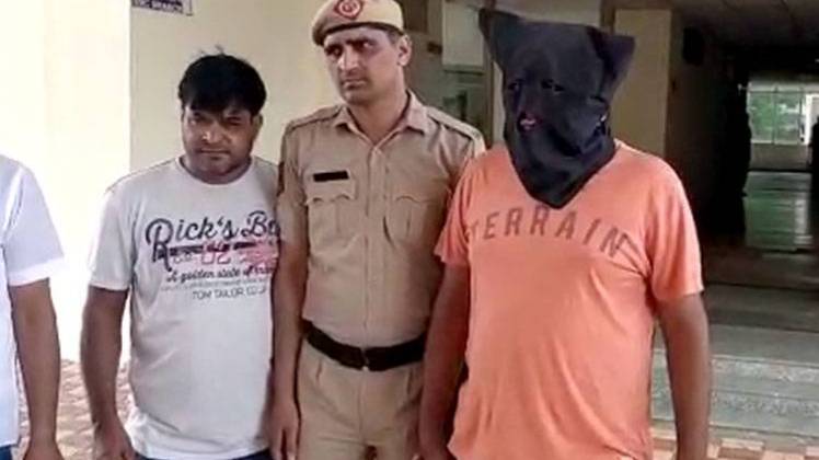 गिरफ्त में आरोपी (फोटो-आजतक)