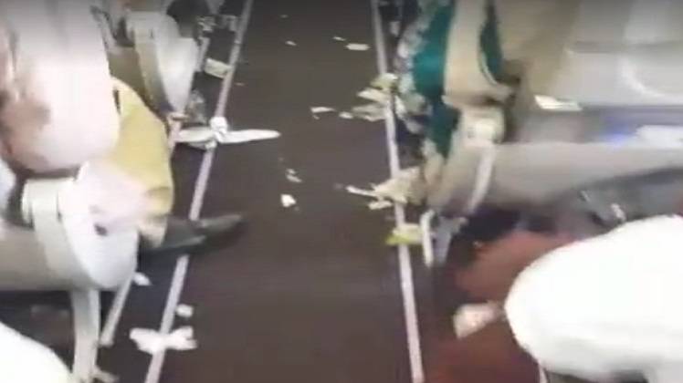 फ्लाइट में गंदगी (फोटो-स्क्रीनशॉट)