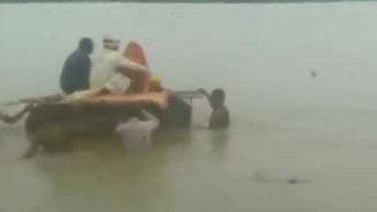 बाढ़ में प्लास्टिक की नाव पर दुल्हन को किया विदा (ANI)