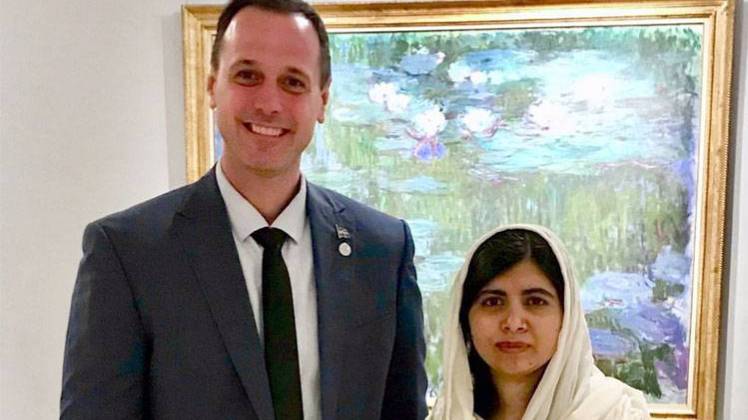 कनाडा के क्यूबेक प्रांत के शिक्षा मंत्री जीन फ्रेंकोइस रॉबर्ज और मलाला यूसुफजई