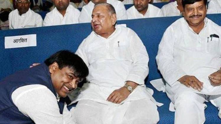 मुलायम सिंह का पैर छूते गायत्री प्रजापति (फाइल फोटो)