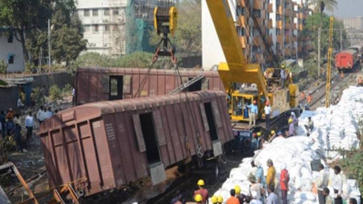 मुंबई में पटरी से उतरी मालगाड़ी (फोटो- सौरव)