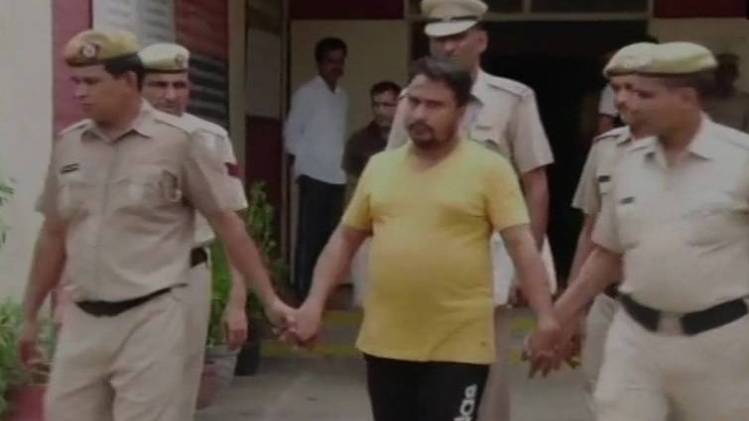 पुलिस के साथ आरोपी (फोटो- एएनआई)