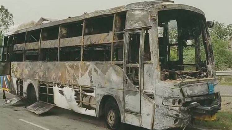 बस में आग लगी (फोटो- ANI)