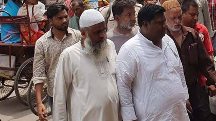 समर्थकों के साथ AAP विधायक इमरान हुसैन (फाइल फोटो- ट्विटर)