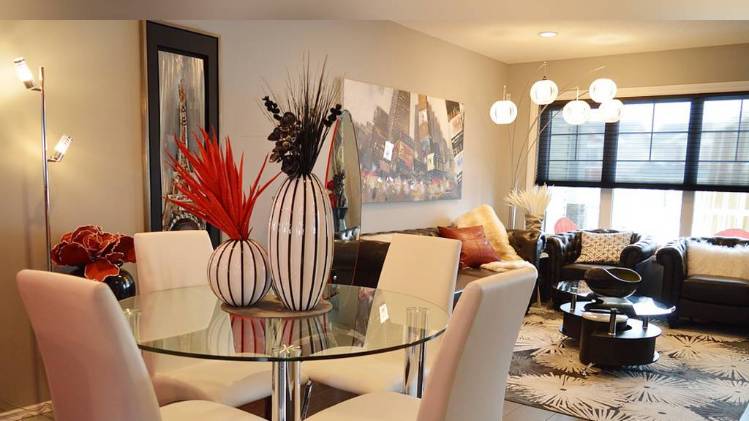 अगर आपका घर काफी छोटा है तो उसमें डार्क कलर का पेंट करवाना गलत विकल्प होगा.