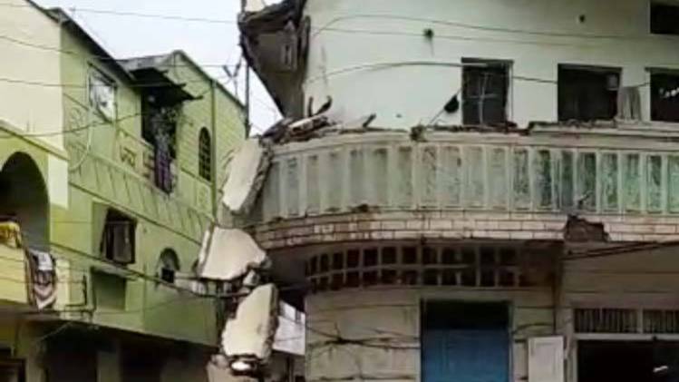 मकान का छज्जा गिरा (Photo- Aajtak)