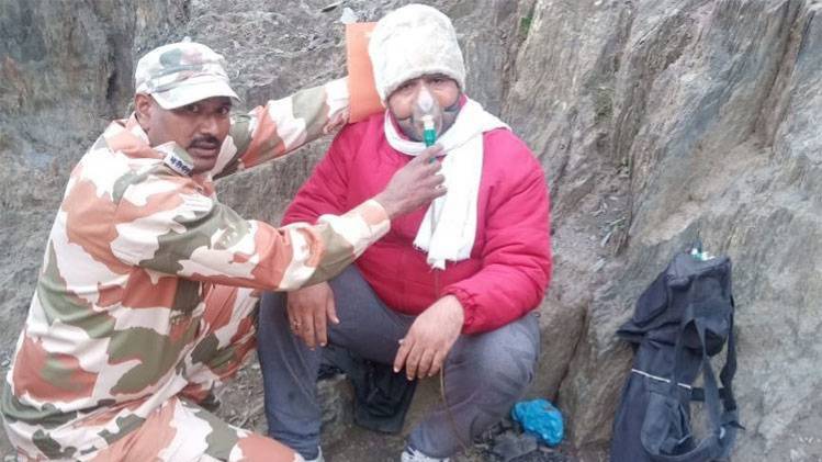 श्रद्धालुओं की मदद करते ITBP के जवान (फोटो: ANI)