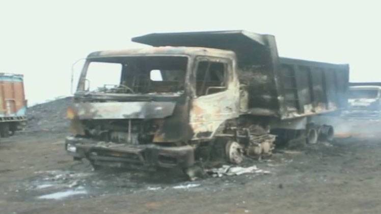  नक्सलियों ने वाहनों में लगाई आग (फोटो-ANI)