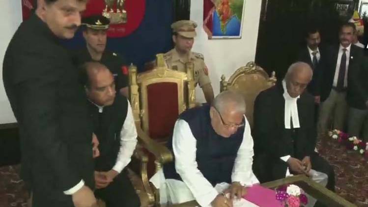 राज्यपाल पद की शपथ लेते कलराज मिश्र (ANI)