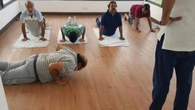 योग करते जेडीएस नेता (फोटो-एएनआई)