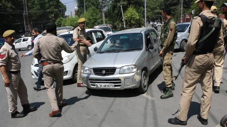 कश्मीर में बंद (फोटो-IANS)