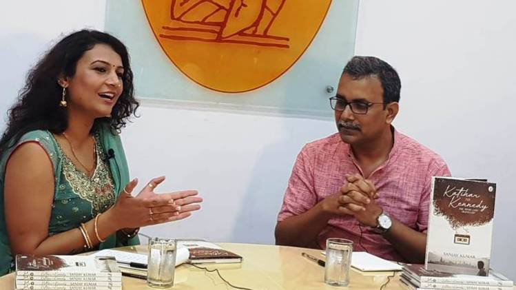 दरियागंज की किताबी शाम में काजल कर्ण से संवाद करते हुए लेखक संजय कुमार