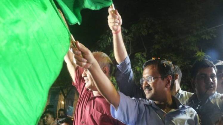 मुख्यमंत्री अरविंद केजरीवाल और उप मुख्यमंत्री मनीष सिसोदिया (फोटो- ट्विटर @AamAadmiParty)