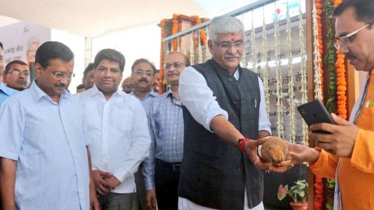 उद्घाटन समारोह के दौरान केंद्रीय मंत्री गजेंद्र सिंह शेखावत और CM केजरीवाल (फोटो-ट्विटर)