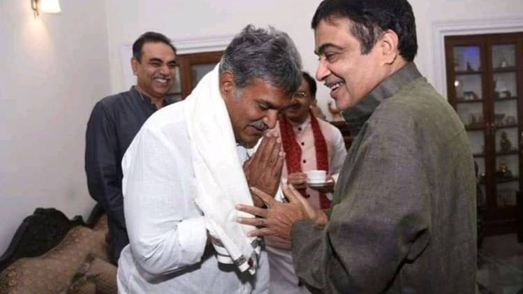 नितिन गडकरी के साथ केसिनेनी (फोटो-आशीष पांडेय)