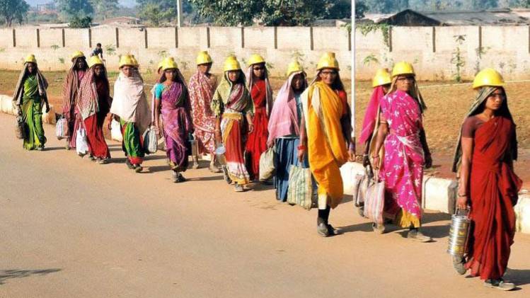 फैक्ट्री में काम करने जाती महिलाएं (फाइल फोटो-आजतक)