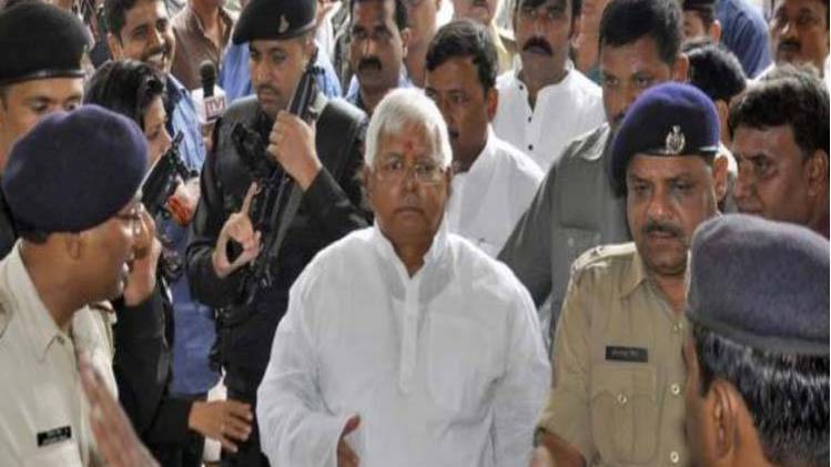 गृह मंत्रालय ने कई सीनियर नेताओं की सुरक्षा घटाई है. (फाइल फोटो-रायटर्स)