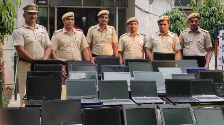 193 लैपटॉप बरामद (फोटो-aajtak.in)