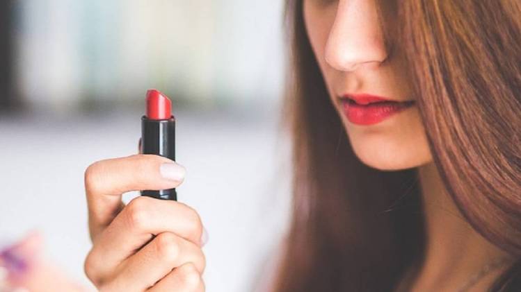 एक लिपस्टिक महिलाओं की खूबसूरती पर चार चांद लगाने का काम करती है.