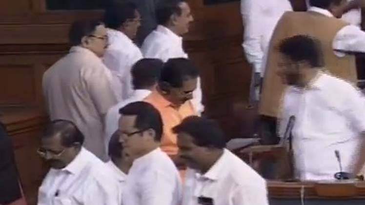 लोकसभा की कार्यवाही के दौरान सांसद 