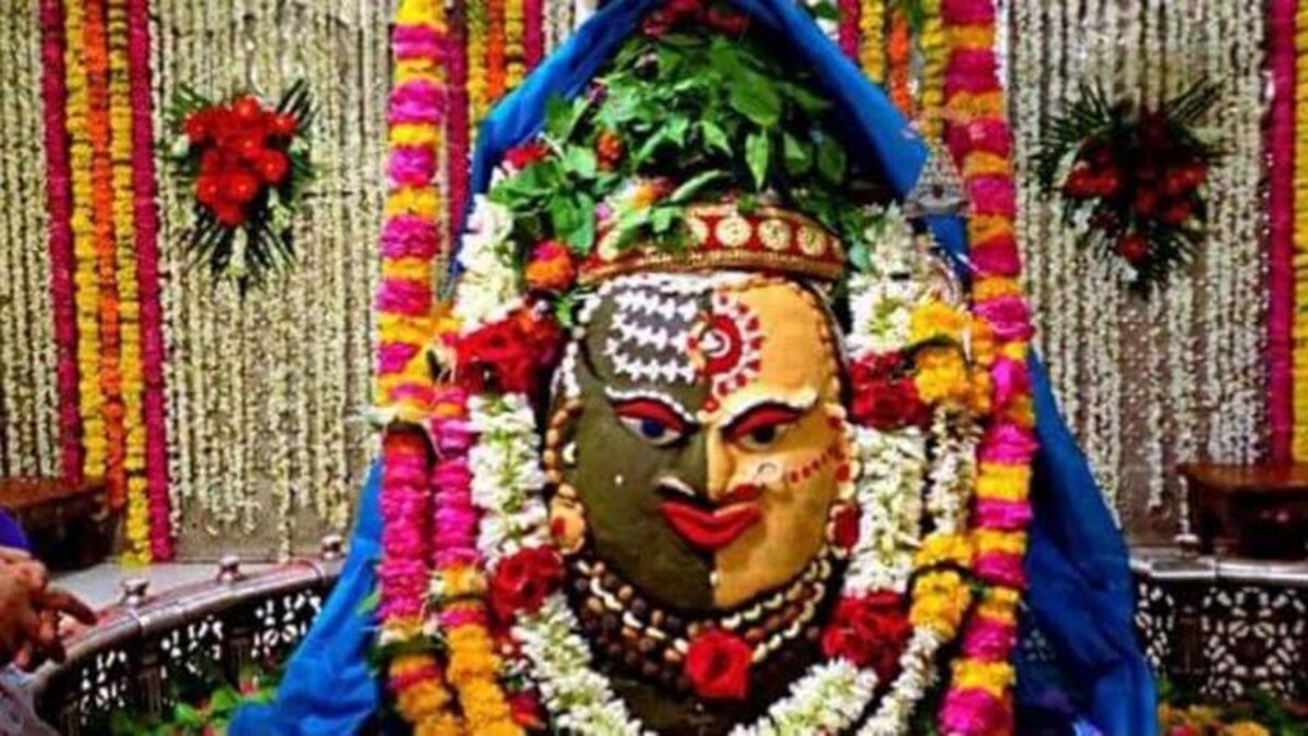 सावन 2019: महाकाल की इस नगरी में देश-विदेश से आशीर्वाद लेने आते हैं भक्त - ujjain mahakaleshwar temple crowd of devotees engage in savan 2019 tlifd - AajTak