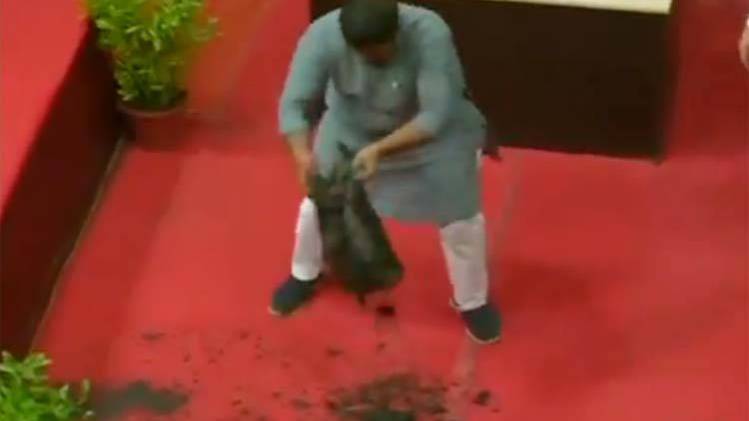 नगर निगम की बैठक में कीचड़ लेकर पहुंचे पार्षद मनोज प्रजापति (फोटोः ANI)