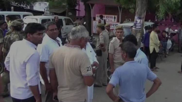 जिला पंचायत उपचुनाव के दौरान हुई घटना (फोटो-ANI)