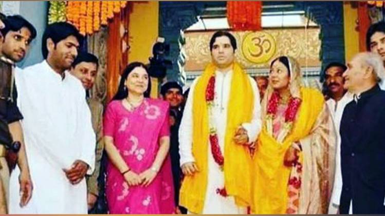 गुलाबी रंग की साड़ी में नजर आ रही मेनका की यह तस्वीर वरुण गांधी की शादी के वक्त की है.