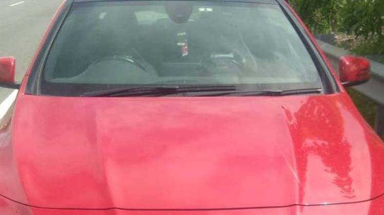 मर्सडीज में खून से लथपथ मिला युवक (तस्वीर- आशीष पांडेय)