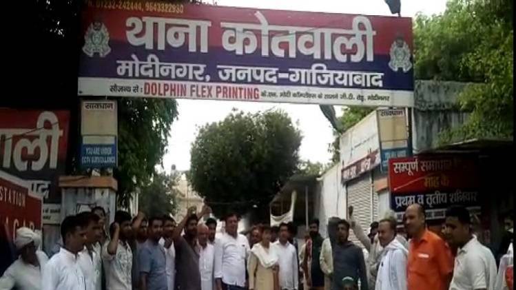 धरने पर बैठा पीड़ित परिवार (फाइल फोटो)