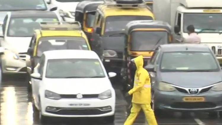 मुंबई की सड़कों पर जाम (ANI)