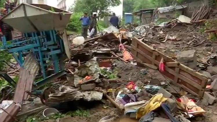 भारी बारिश से मुंबई-पुणे में कोहराम मचा है (ANI)