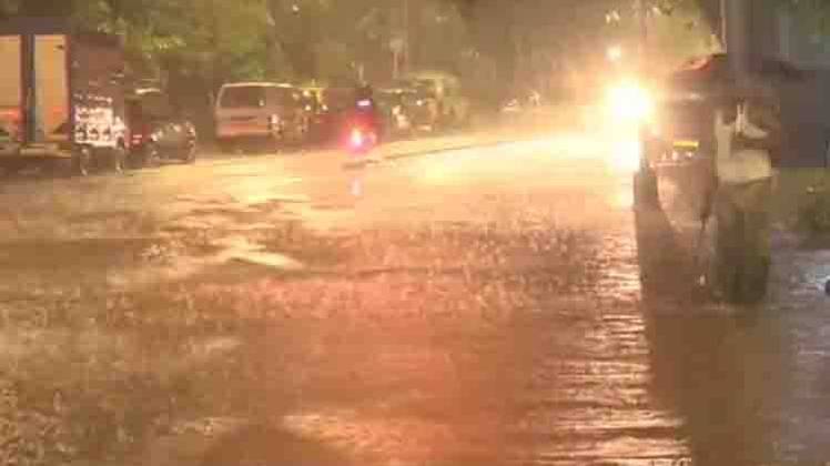मुंबई में सड़कों पर भरा पानी (ANI)