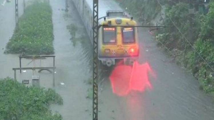 मुंबई में खतरे को देखते हुए आज सार्वजनिक छुट्टी घोषित (फोटो-एएनआई)