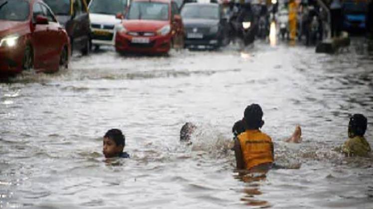 मुंबई में बारिश (फोटो-एएनआई)