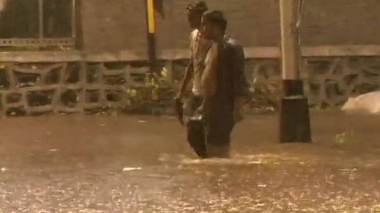 बारिश के बाद मुंबई के हिंदमाता इलाके में जलजमाव (फोटो- ANI)