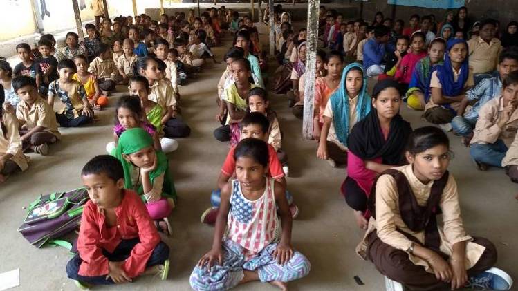 स्कूल में पढ़ते स्टूडेंट्स 