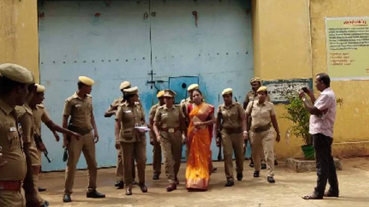 जेल से बाहर आई नलिनी (फोटो- अक्षयनाथ)