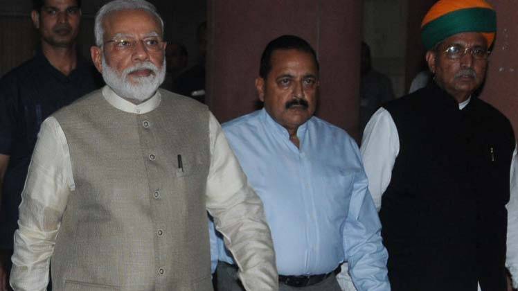 मोदी सरकार ने संसद में बताया कि देश में पहली बार रिकॉर्ड संख्या में हज यात्री जाएंगे.