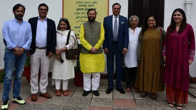 सूचना और प्रसारण मंत्री प्रकाश जावड़ेकर और एनबीए के सदस्य 