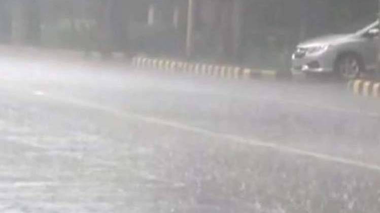 मौसम विभाग ने दिल्ली में बारिश की संभावना जताई है.