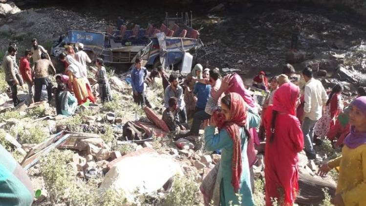 जम्मू-कश्मीर में बस हादसा