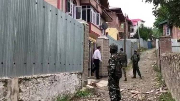 बारामूला में NIA की छापेमारी (फोटो-ANI)